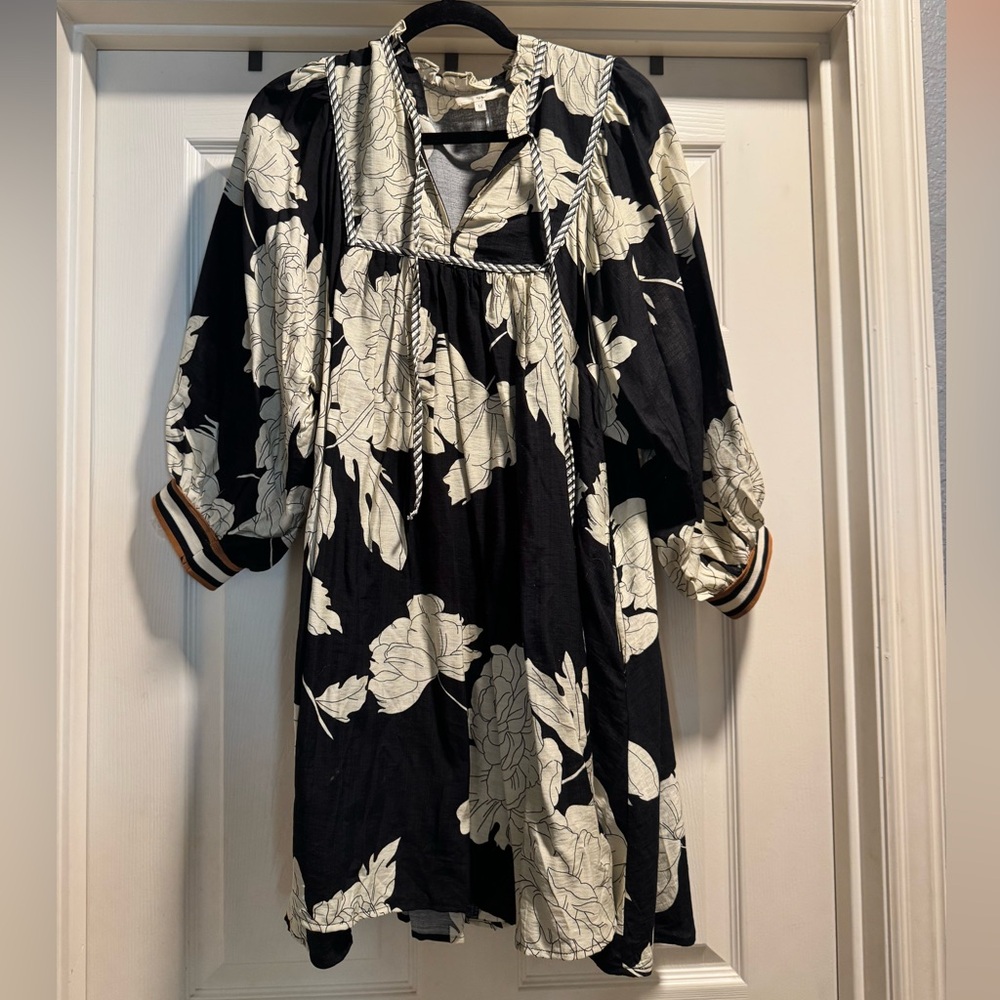 EUC Entro Black and White Floral Mini Dress Size Medium